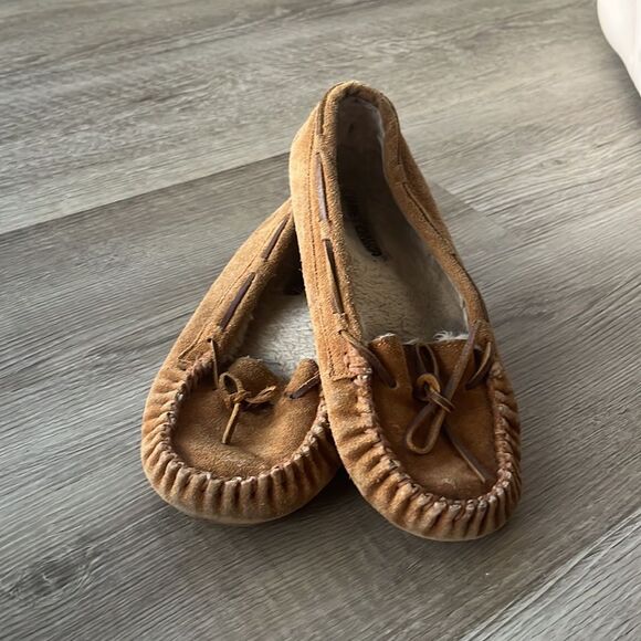 Minnetonka Fuzzy Cozy slippers! - Picture 2 of 4